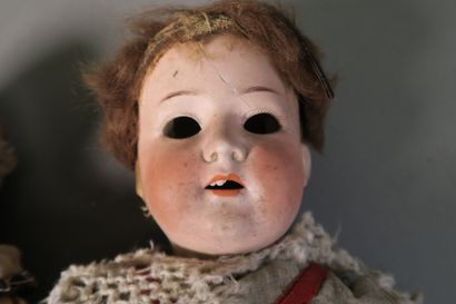 null Lot de quatre poupées :

- une petite poupée en celluloïd, corps tissu, tête...