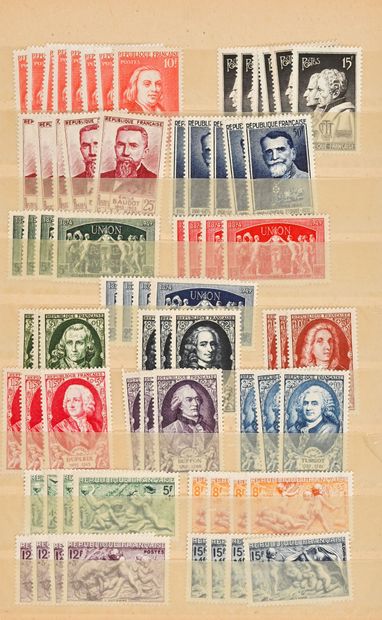 null Petit album de stock de timbres français neufs ** entre 1945 et 1961. Ils sont...