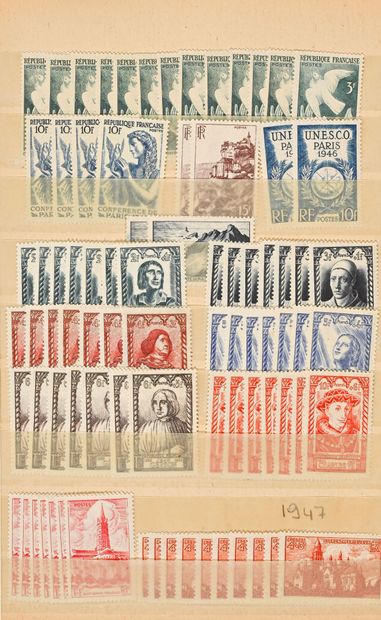 null Petit album de stock de timbres français neufs ** entre 1945 et 1961. Ils sont...