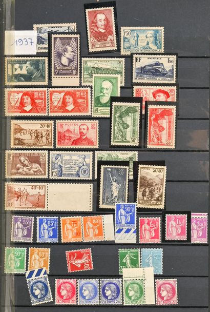 null FRANCE - Collection de 1937 à 1974 dans trois albums timbres neufs ** mais de...