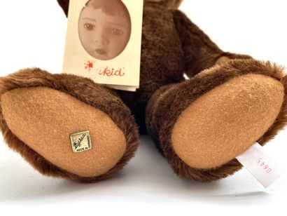 null Ours peluche brun à masque « SIGIKID GERMANY», 1993 (n°33257/0645)

H. 50 c...