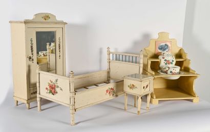 Mobilier de poupée en bois laqué crème, décor...