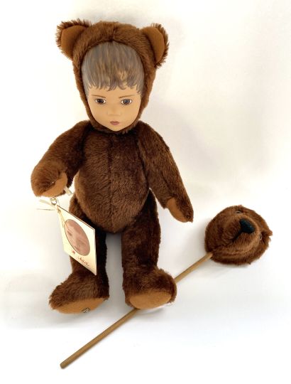 null Ours peluche brun à masque « SIGIKID GERMANY», 1993 (n°33257/0645)

H. 50 c...