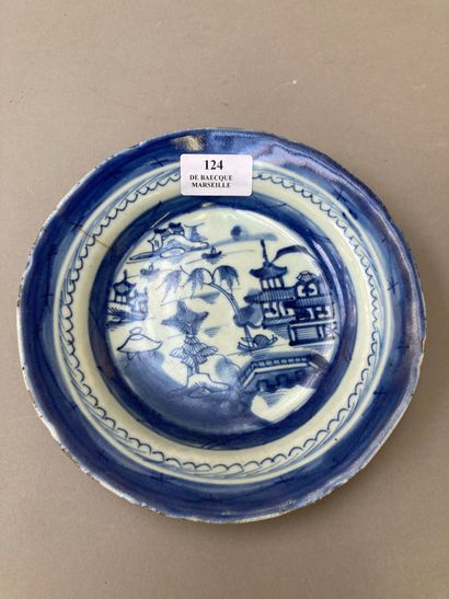 null INDOCHINE - XIXe siècle

Assiette en porcelaine à décor blanc bleu d'un paysage...