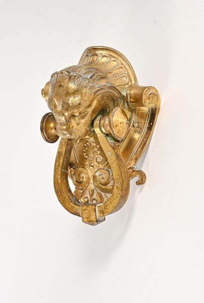 null Heurtoir à tête de lion en bronze doré 

XIXe siècle 

H.12 cm