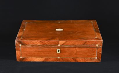 null Écritoire formant boîte en bois de placage, ivoire et os 

XIXe siècle 

H....