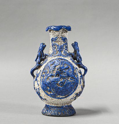 null CHINE - fin XIXème siècle 

Vase en céramique bleu et blanc à relief, à motif...