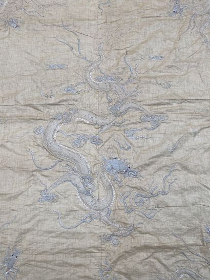 null INDOCHINE - vers 1880

Tenture sur soie à décor de dragons sur fond crème

l....