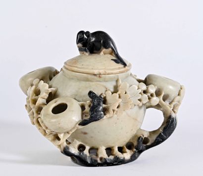 CHINE, Fin XIXe siècle 
Pot couvert en stéatite...