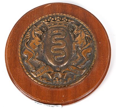 null Tape de bouche du Croiseur Colbert en bronze sur socle bois. 

 D. 13 cm
