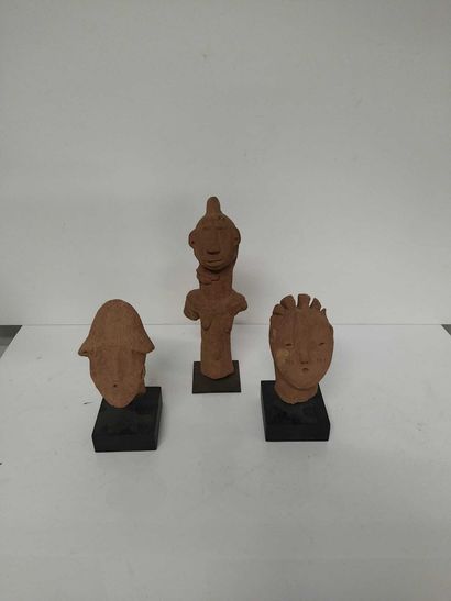 null AFRIQUE (Style Nok, Nigeria)

Deux têtes et une figurine en terre-cuite. 

H....