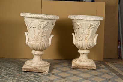 null Paire de vase Médicis en pierre reconstitué, à décor de frise néoclassique 

Base...