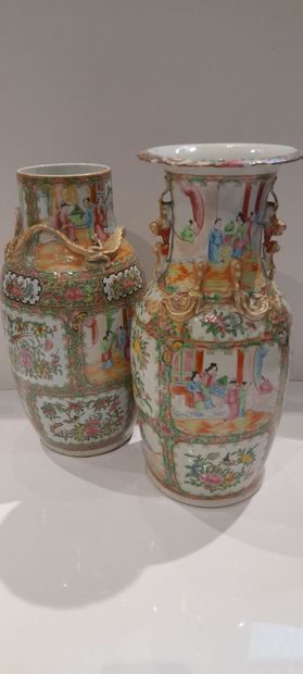 CANTON Deux vases en porcelaine de la famille...