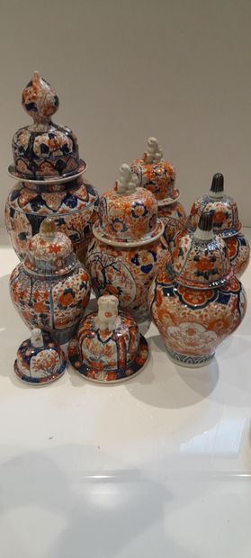 null IMARI (Japon)

Suite de six potiches (dont deux paires) en porcelaine à décor...