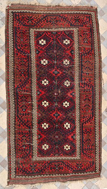 null Tapis Beloutch à fleurs stylisées sur fond rouge

180 x 103