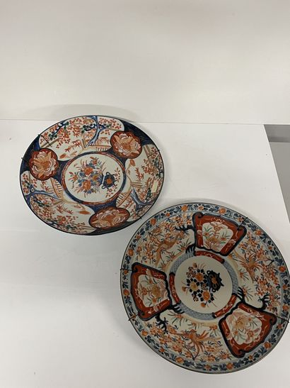 null IMARI, Japon

Paire de grands plats en porcelaine polychrome à décor de haies,...