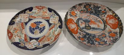 IMARI, Japon 
Grand plat en porcelaine côtelé...