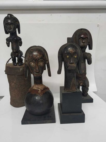 à AFRIQUE (style Fang, Gabon)

Ensemble de quatre statuettes. Buste de femme yeux...