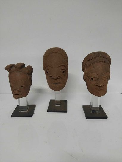 null AFRIQUE (style Nok, Nigeria)

Ensemble de trois têtes en terre-cuite.

H. 30...