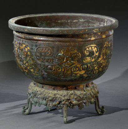 JAPON - XIXe siècle 
Cache-pot en bronze...