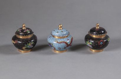 null CHINE - Vers 1900

Trois petits encriers couverts en émaux cloisonnés à décor...