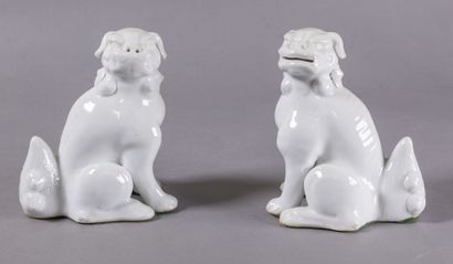 Deux chiens de Phô japonais en porcelaine,...
