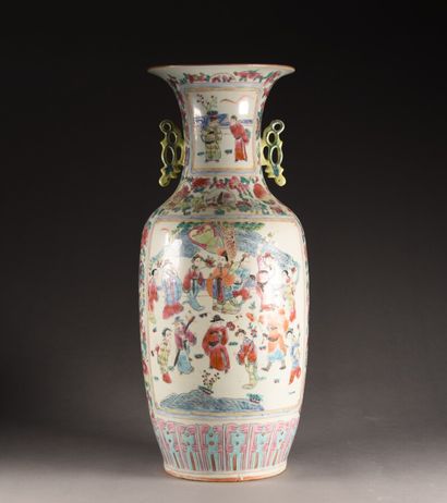 null CHINE - XXe siècle

Grand vase balustre en porcelaine polychrome à décor de...