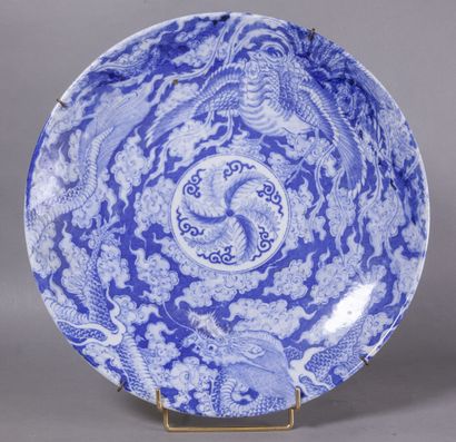 null JAPON - Période MEIJI (1868-1912) 

Grand plat blanc bleu à décor d'un dragon...