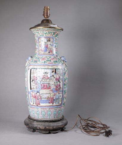 null CANTON

Vase en porcelaine polychrome à décor de fleurs et de scène de cour,...