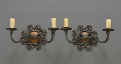 null Paire d'appliques en fer forgé à motifs de volutes et fond cuivre non signée

XXe...