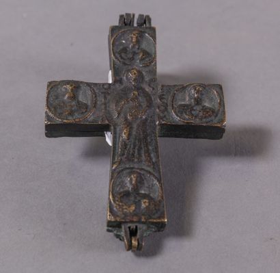  Croix reliquaire en bronze patiné : auvers : Christ en croix. Revers : La Vierge...