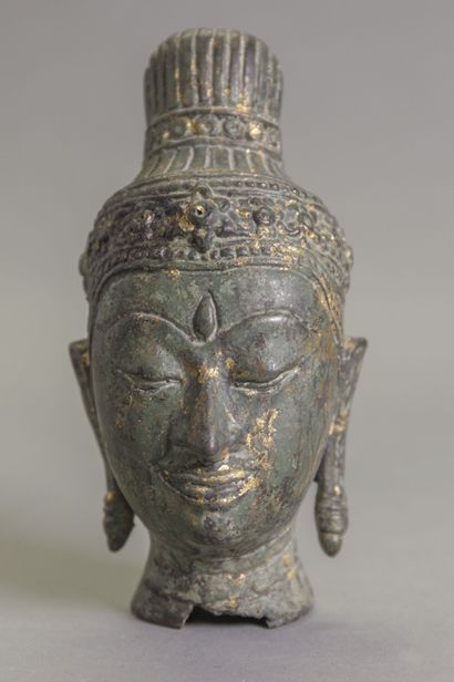 THAILANDE 
Tête de bouddha en bronze, restes...