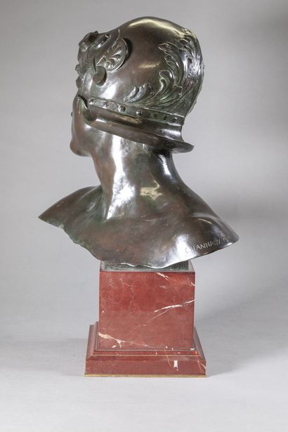 null Emmanuel HANNAUX (1855-1934)

"Tête casquée de Jeune Romain"

Sculpture en bronze...