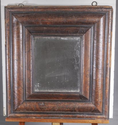 Miroir rectangulaire en placage de noyer et moulures noircies à doucine 
XVIIe siècle...