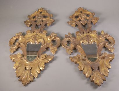 null Paire de miroirs en bois doré ajouré et sculpté de rosaces, feuillages et volutes...