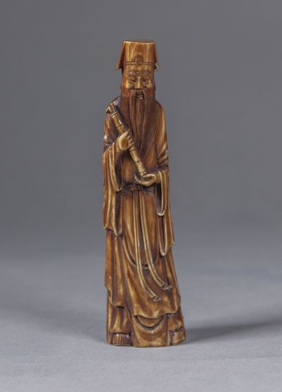 null ** CHINE Vers 1900

Statuette de dignitaire en ivoire

H. 15,5 cm 

Accidents...