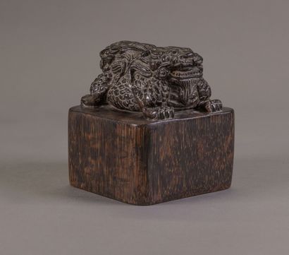 CHINE - XXe siècle 
Sceau en bois noble sculpté,...