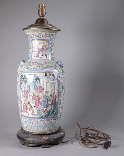 null CANTON

Vase en porcelaine polychrome à décor de fleurs et de scène de cour,...