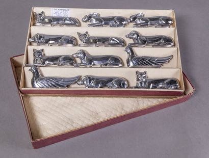  AUGIS 
Lot de douze porte couteaux en métal argenté à décor d'animaux, poules, chiens,...