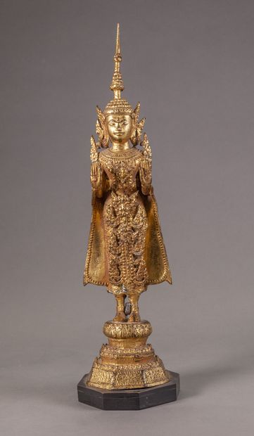 null Bouddha debout en bronze doré

Thailande ou Birmanie, XIXe siècle 

H. 40 cm...