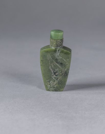 CHINE - Vers 1920 
Petite tabatière en jade...