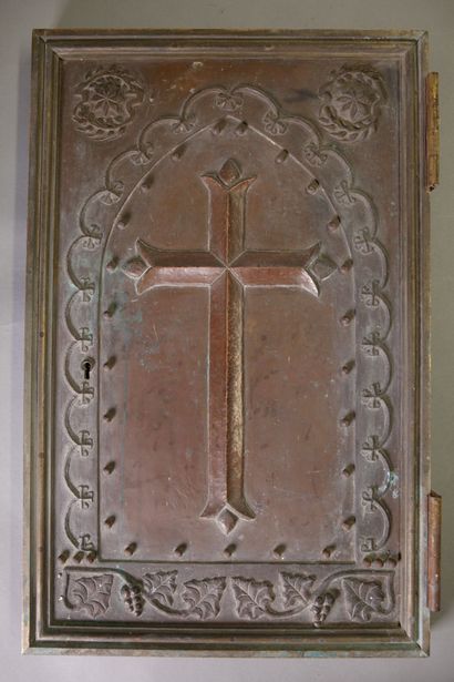  Porte de tabernacle en bronze et cuivre à décor repoussé d'une croix centrale