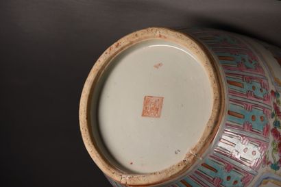 null CHINE - XXe siècle

Grand vase balustre en porcelaine polychrome à décor de...