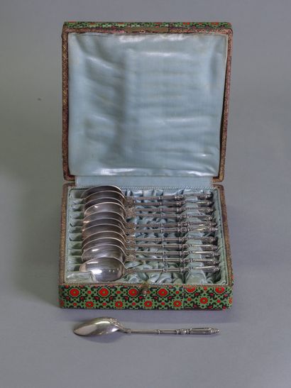  Douze cuillères à café en métal argenté de style Louis XVI dans un écrin