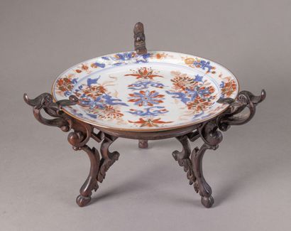  CHINE - XVIIIe siècle 
Assiette en porcelaine à décor Imari, montée sur un beau...