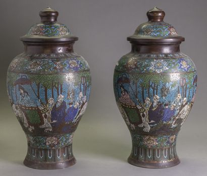 null JAPON, Kyoto - Période MEIJI (1868-1912) 

Paire de vases couverts en émaux...