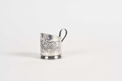  Porte-verre à thé cylindrique en métal argenté à décor de troïka et traineau. Base...