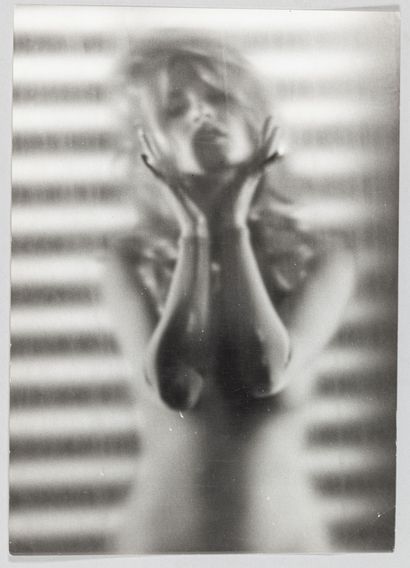null Walter CARONE (1920-1982)

Le visage de Brigitte Bardot, nue derrière une vitre...
