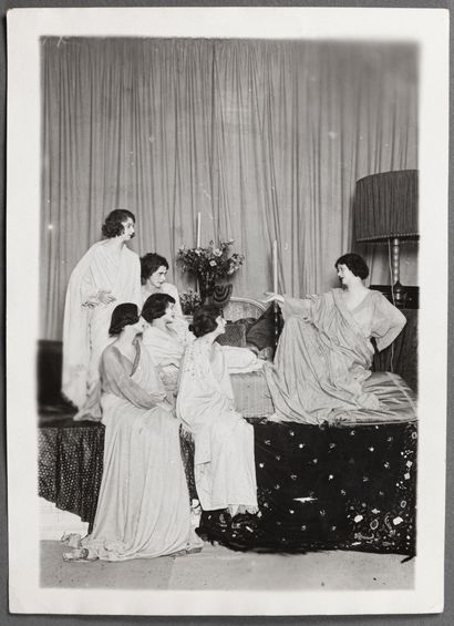 null Henri MANUEL (1874-1947)

Isadora Duncan au milieu de ses élèves, 1927

Tirage...