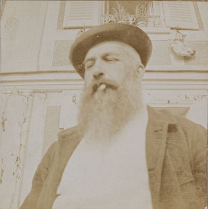 null Anonyme, vers 1900

Portrait du peintre Claude Monet (1840-1926), devant une...